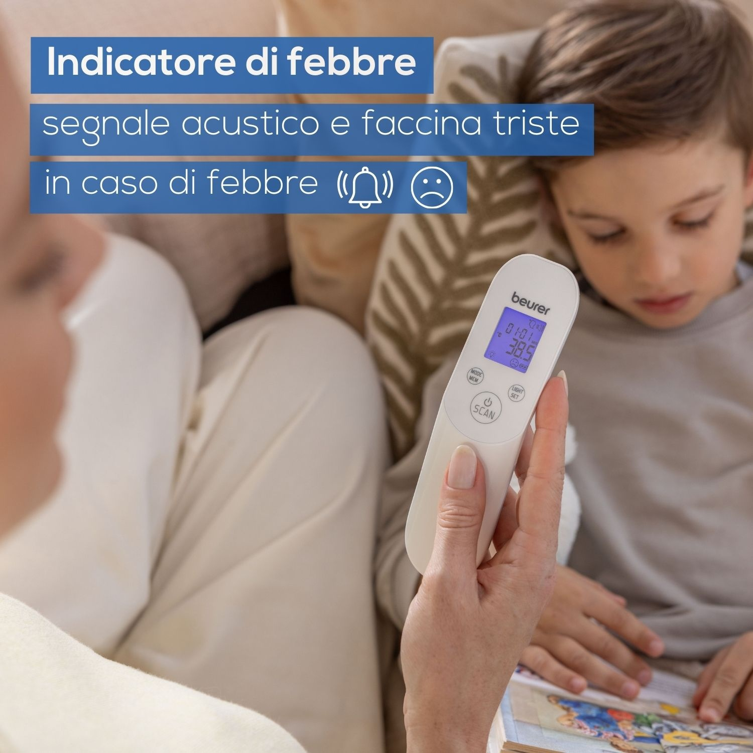 Una mano tiene un termometro con display 38,5°C davanti a un bambino.