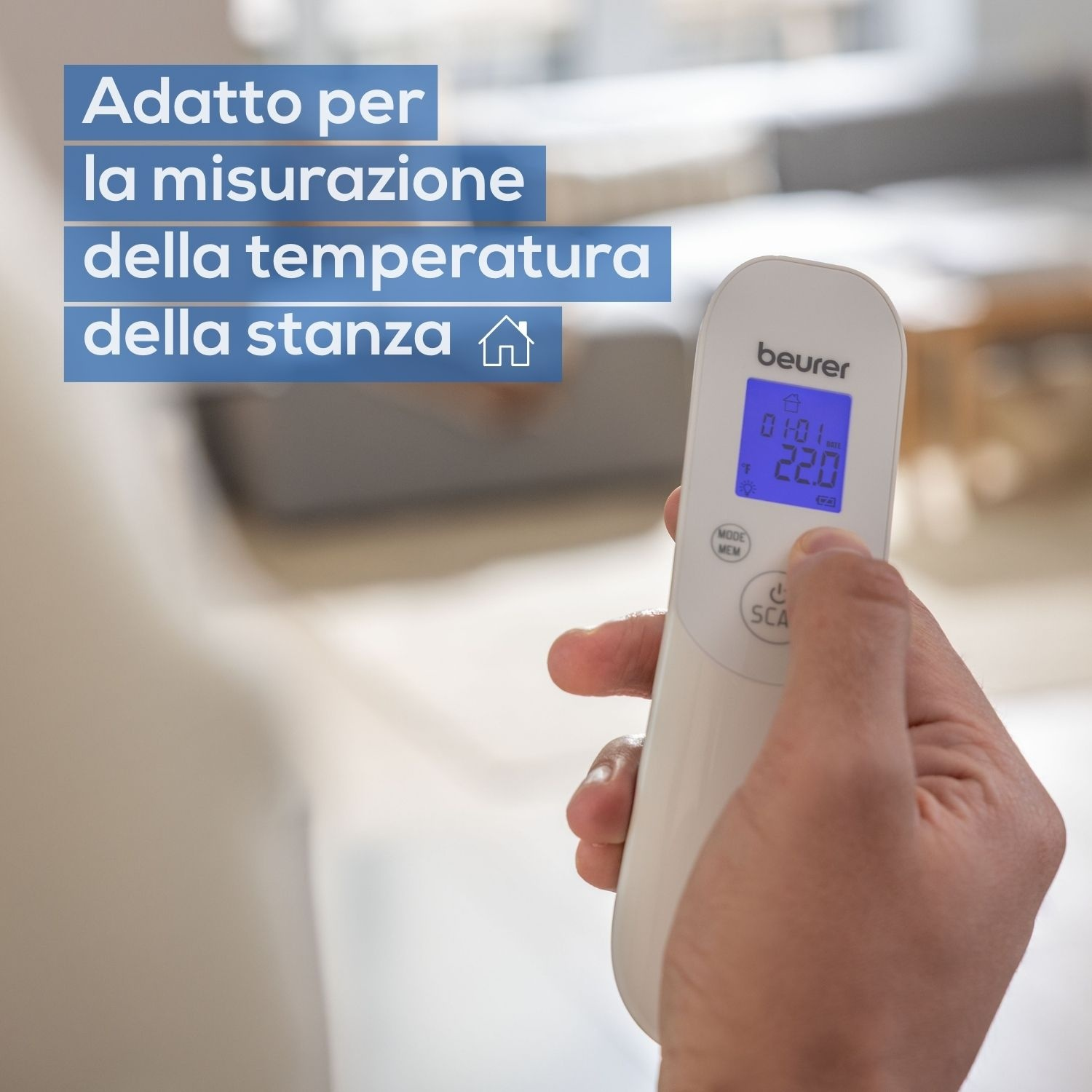 Una mano tiene un termometro Beurer bianco che mostra 22,0 gradi.