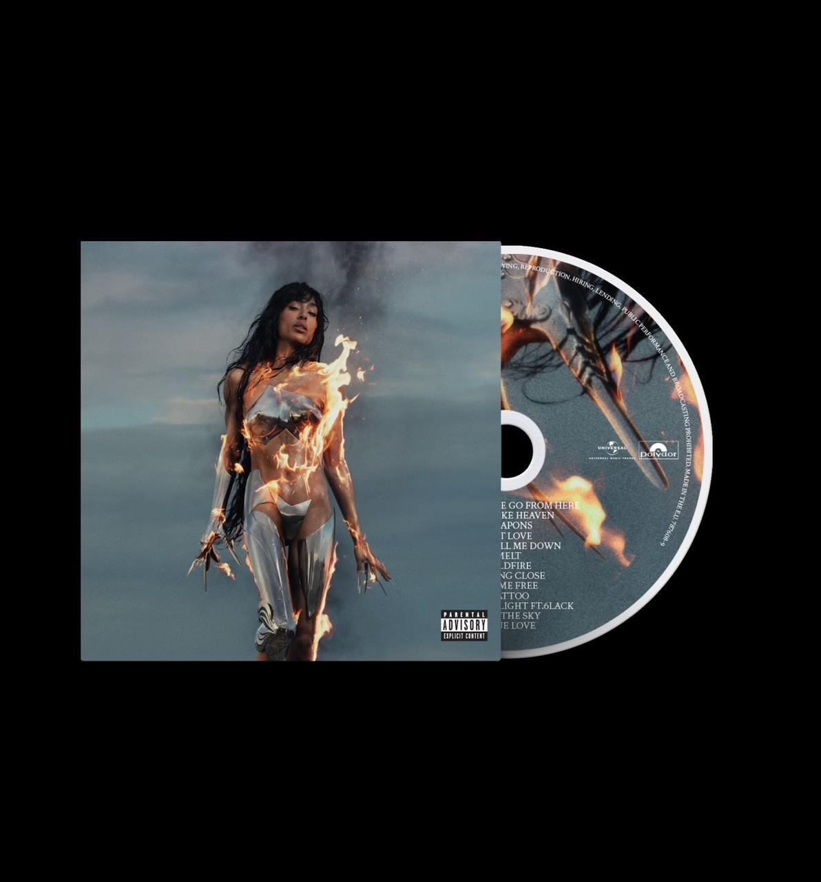 Frau steht in Flammen, neben einer CD mit Songtiteln und Warnhinweisen.