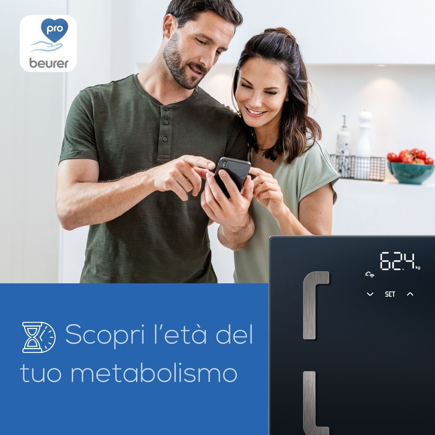 Una coppia guarda uno smartphone, accanto a una bilancia che mostra il peso.