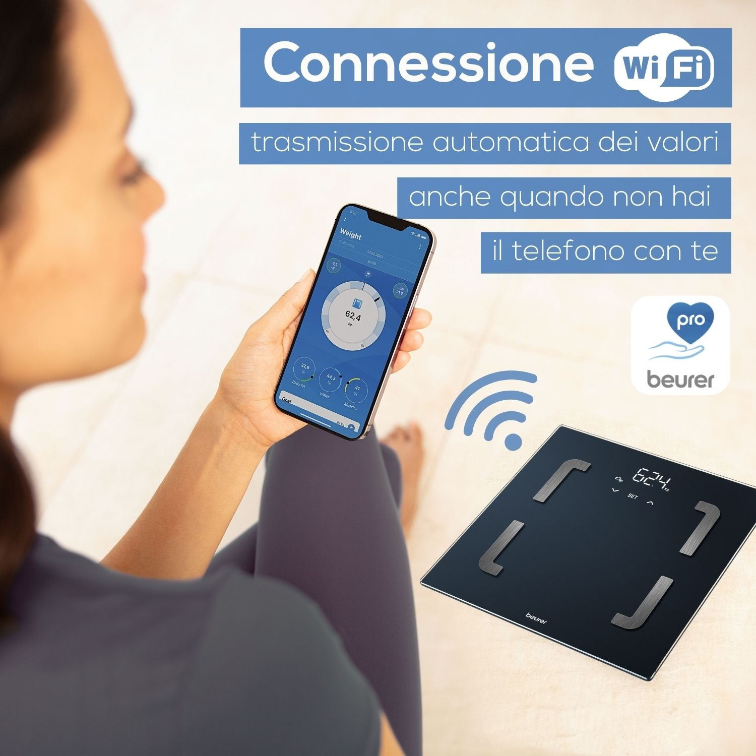 Una donna usa una bilancia smart e uno smartphone con un'app. La bilancia mostra 62,4 kg.