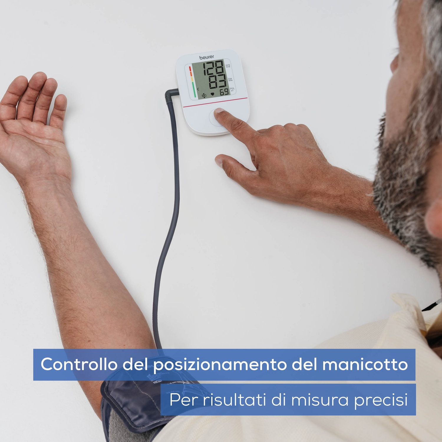 Uomo misura pressione con apparecchio Beurer. Schermo mostra valori.