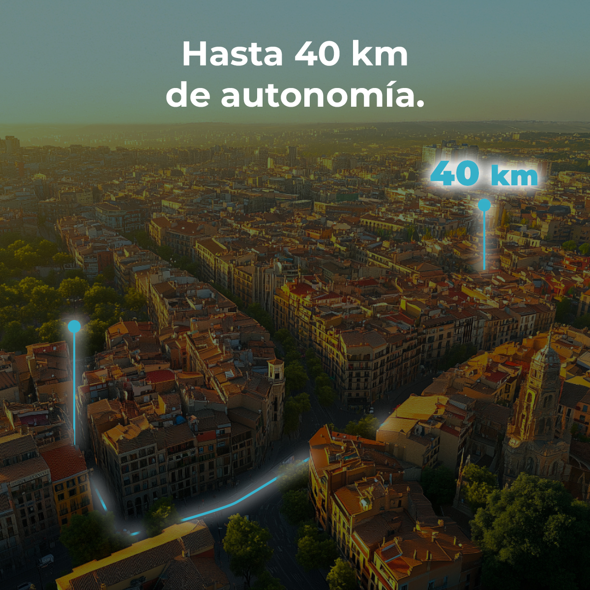 Vista aérea de una ciudad con líneas azules que indican 40 km de autonomía.