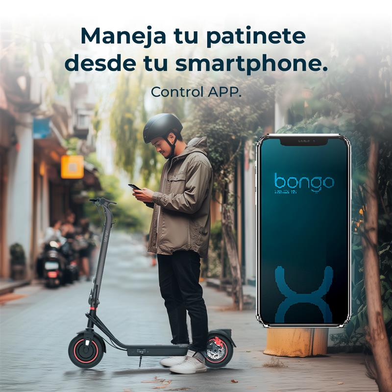 Hombre con casco usa smartphone junto a patinete eléctrico. Teléfono muestra app Bongo.