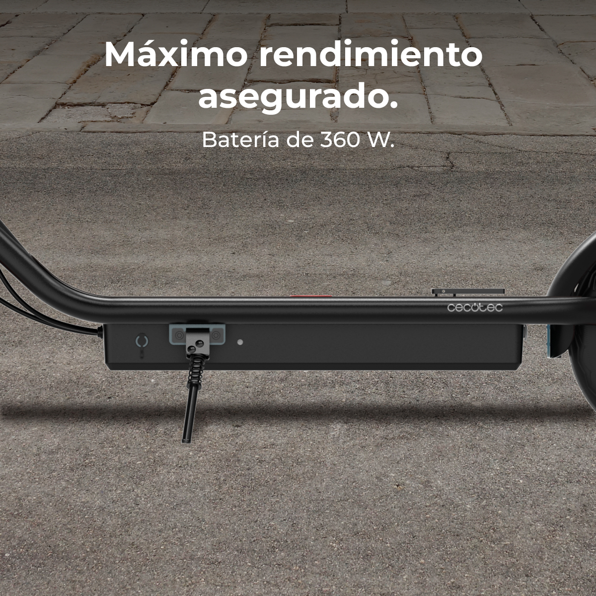 Primer plano del marco y la batería de un patinete eléctrico sobre asfalto.
