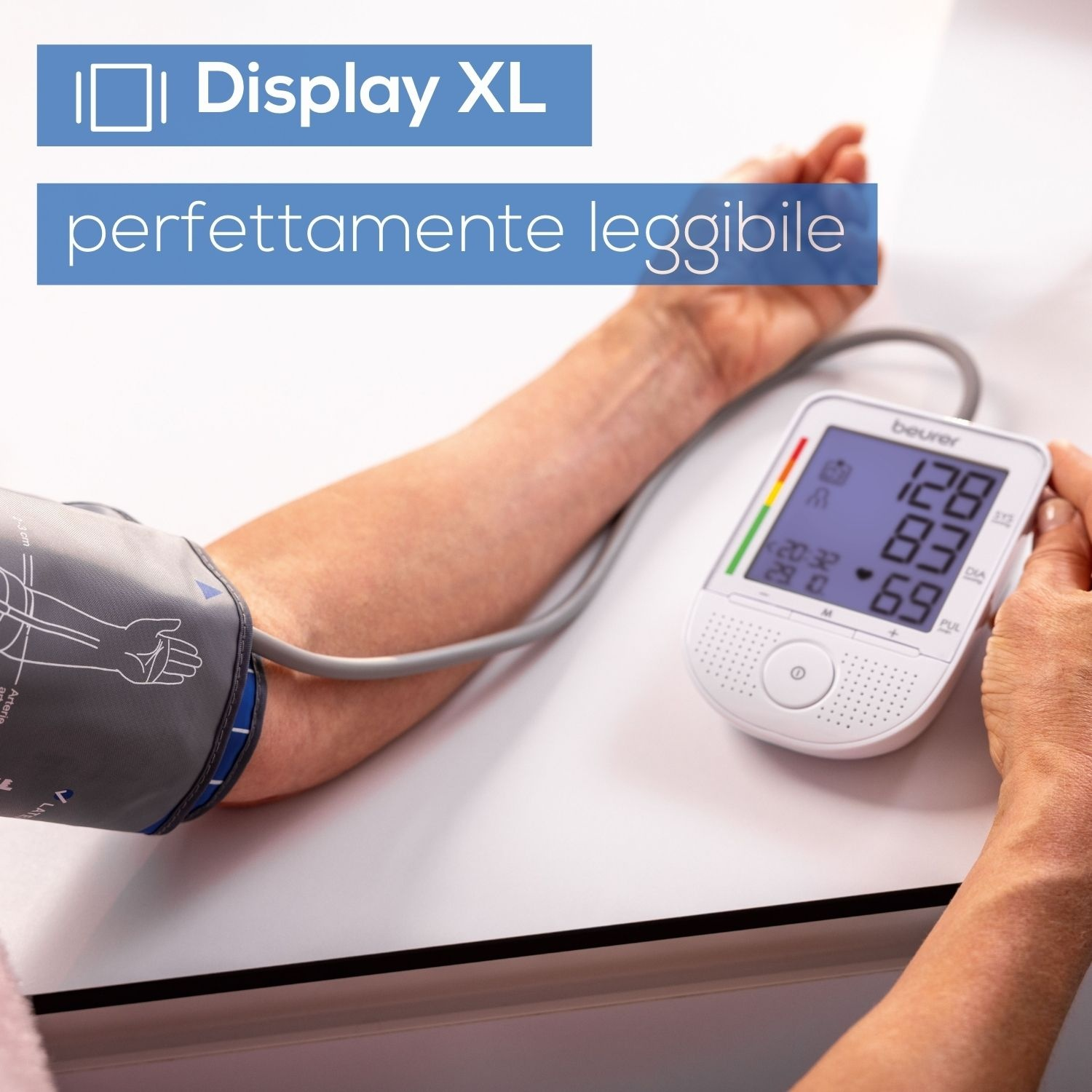 Un misuratore di pressione Beurer con display XL viene usato sul braccio di una persona.