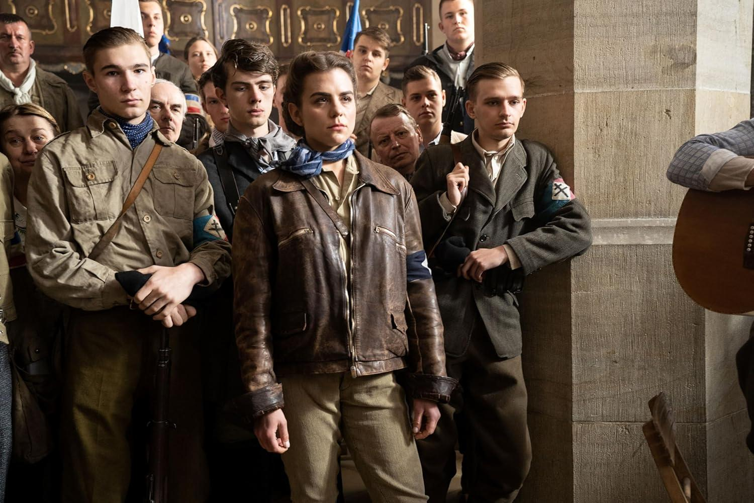 Eine Gruppe von jungen Menschen in Uniformen und Lederjacken steht zusammen.