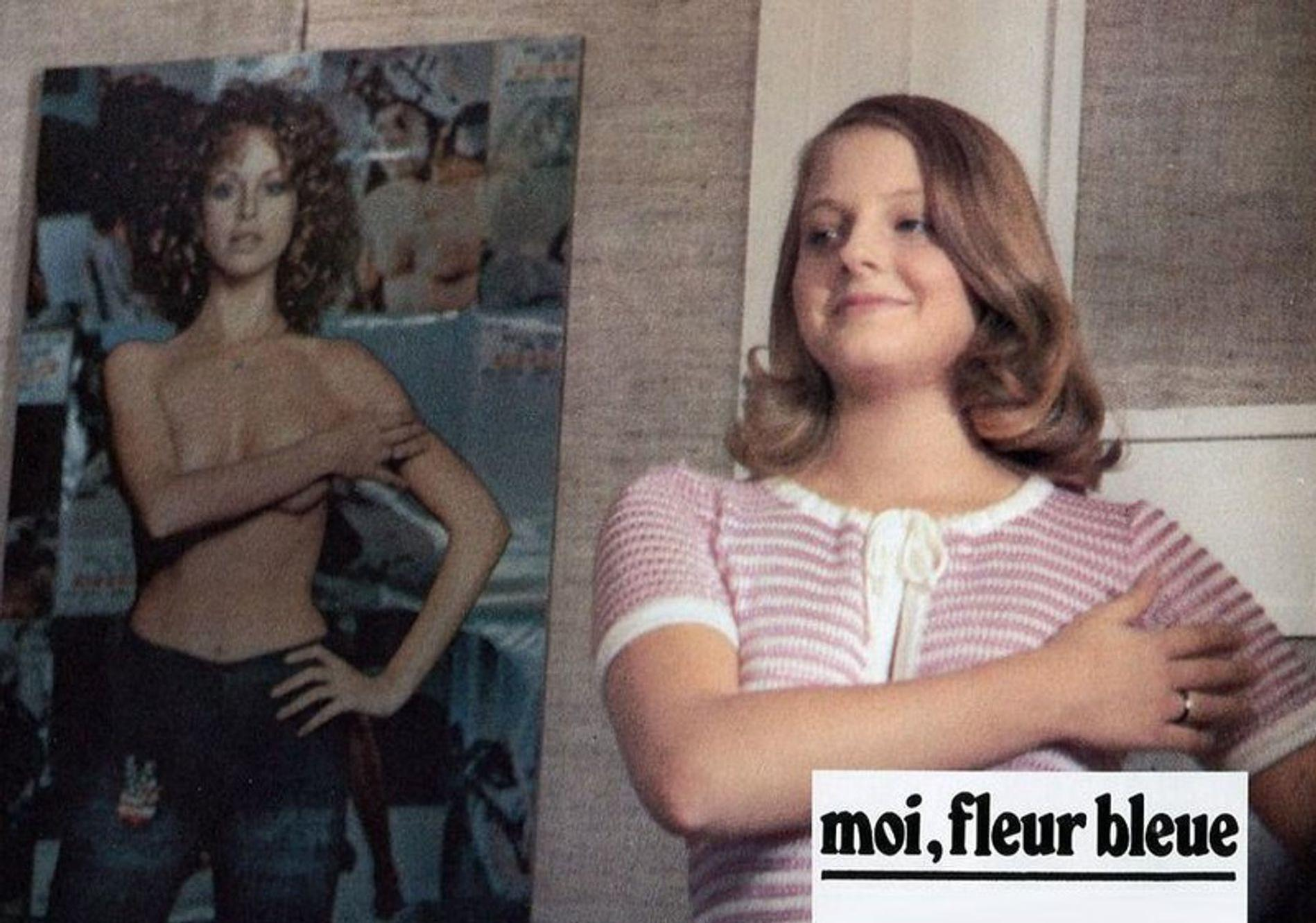 Eine Frau mit lockigem Haar neben einer Frau mit einem gestreiften Pullover.