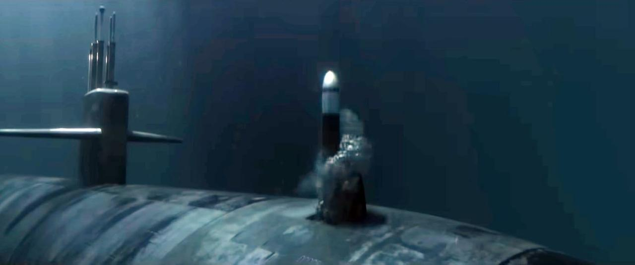 U-Boot startet Rakete unter Wasser, Wasserspritzer und Rauch.