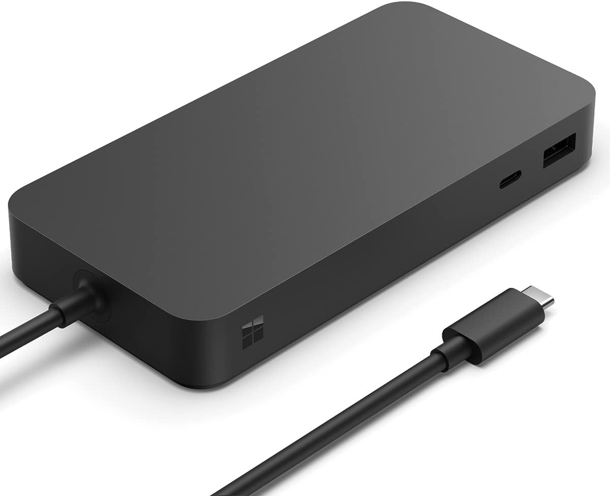 Un adaptador de corriente negro con cable USB-C y logo de Microsoft.