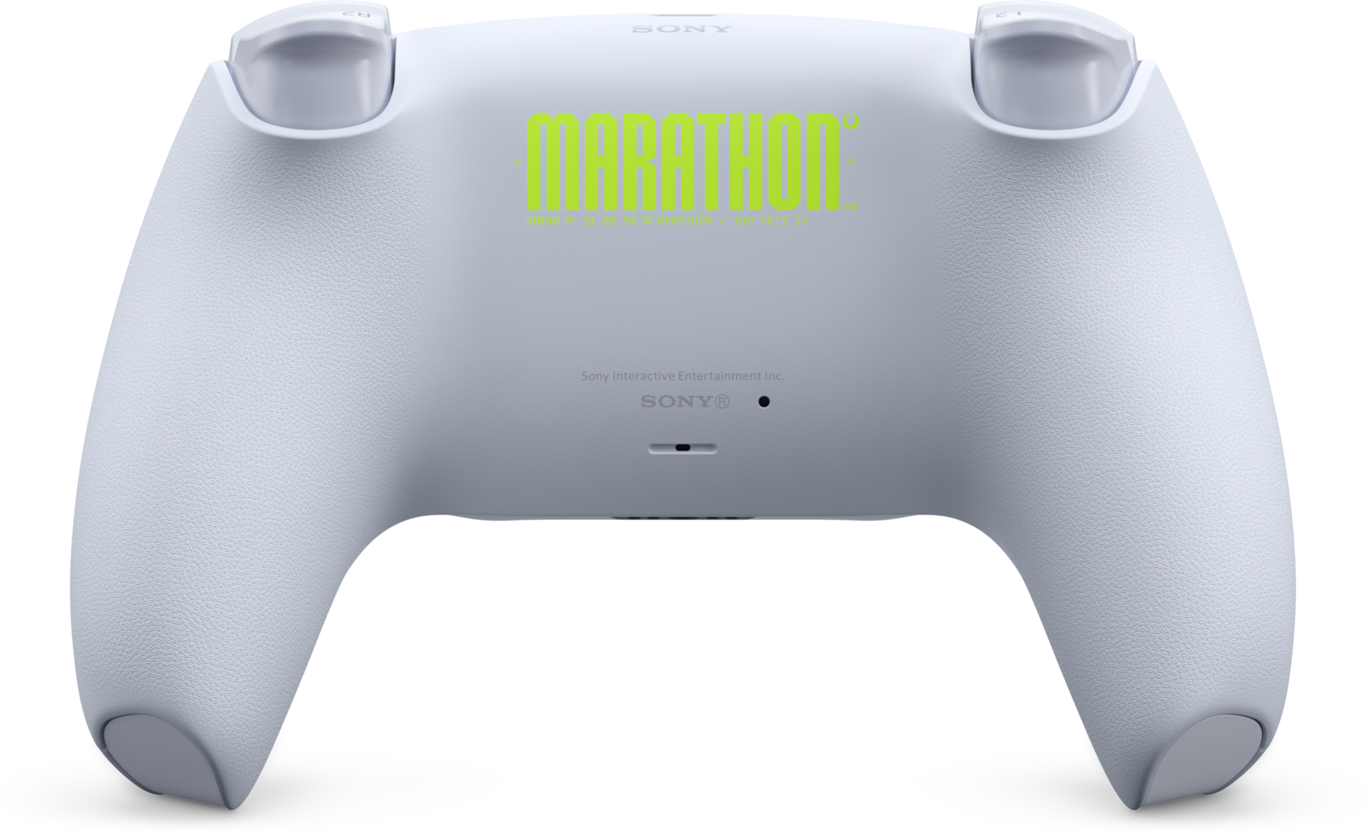 Fehér PlayStation 5 kontroller hátoldala sárga „MARATHON” logóval.