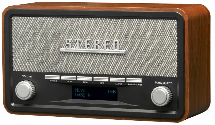 Radio en bois avec grille argentée et boutons. Affiche une station DAB.