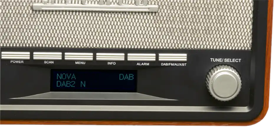 Une radio DAB avec cadran et boutons argentés. Affiche "NOVA DAB2 N".