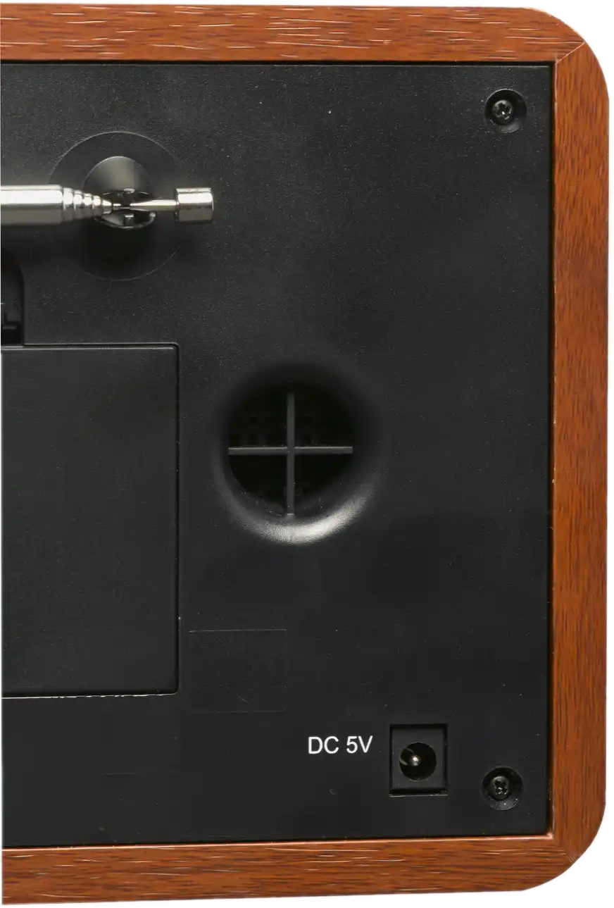 Radio en bois avec antenne extensible, grille de haut-parleur et entrée 5V CC.