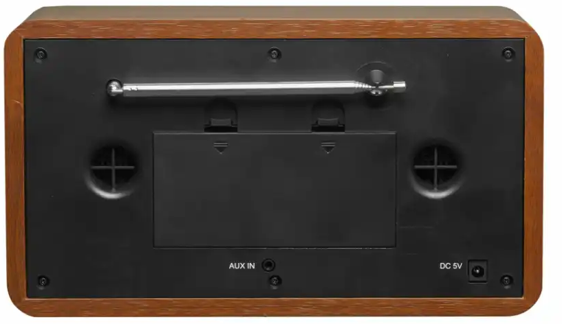 Arrière d'une radio en bois avec antenne extensible, grilles de haut-parleurs, entrée Aux et port 5V CC.
