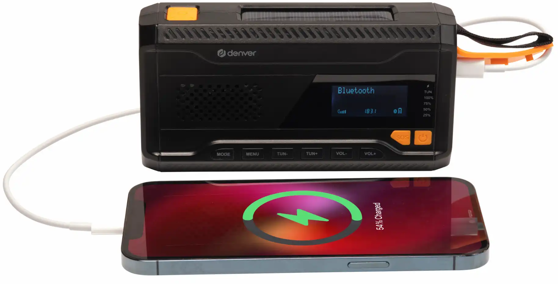 Radio Denver noire chargeant un téléphone affichant 54% de charge. Câble USB les relie.