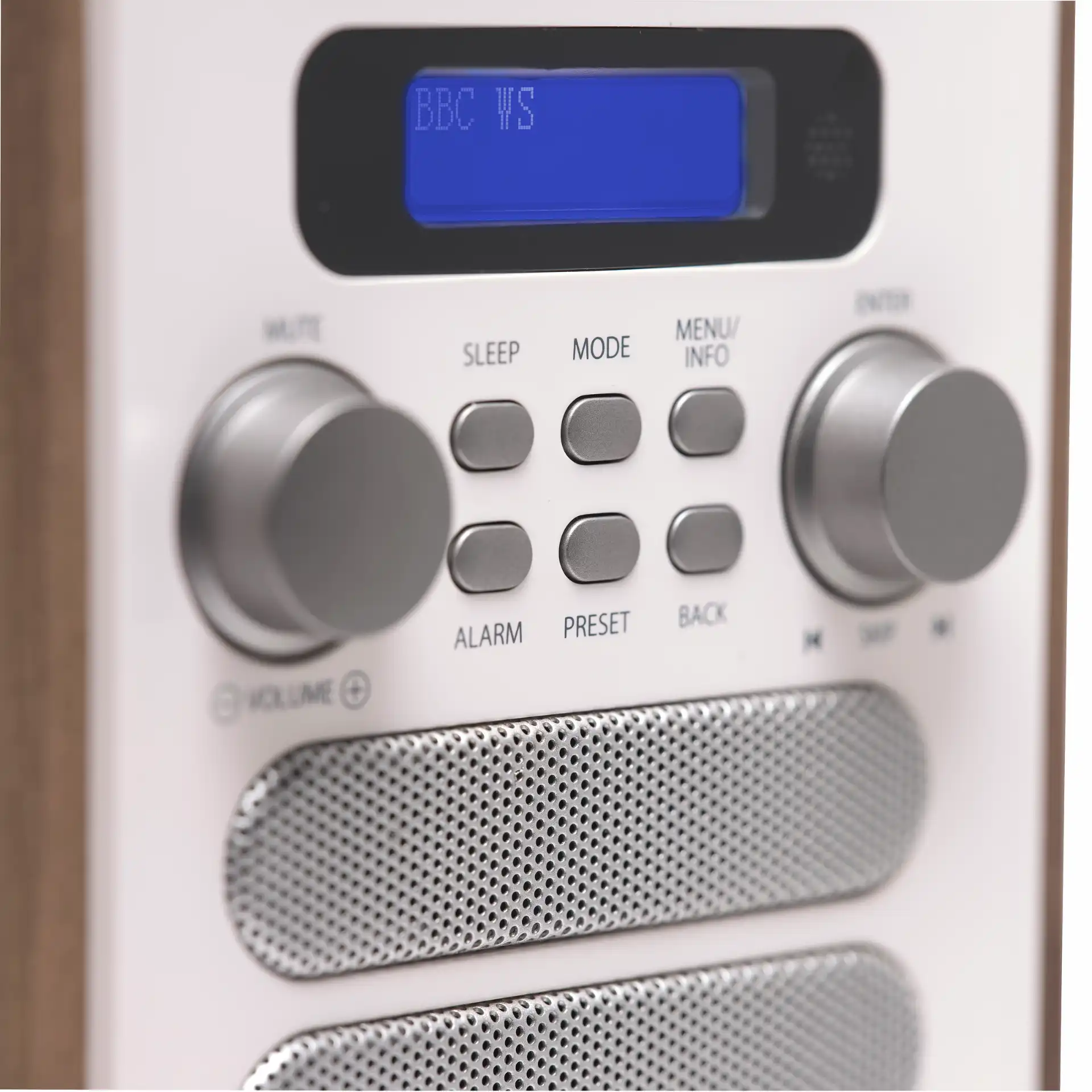 Gros plan d'une radio avec un écran bleu et des boutons.