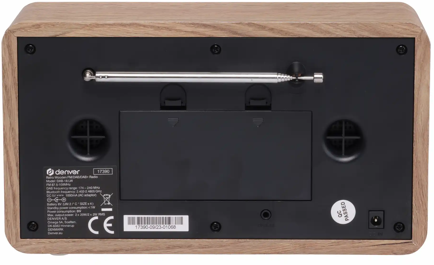 Arrière d'une radio en bois avec antenne extensible, grilles de haut-parleur et ports.