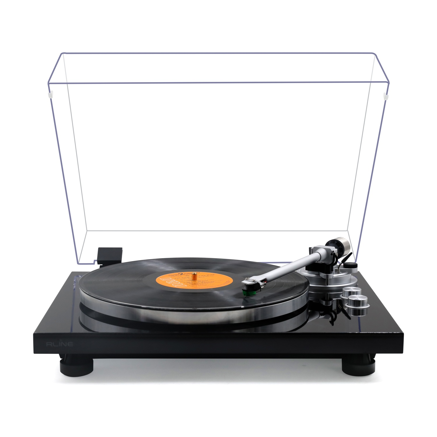 Giradischi nero con disco in vinile e coperchio antipolvere trasparente.