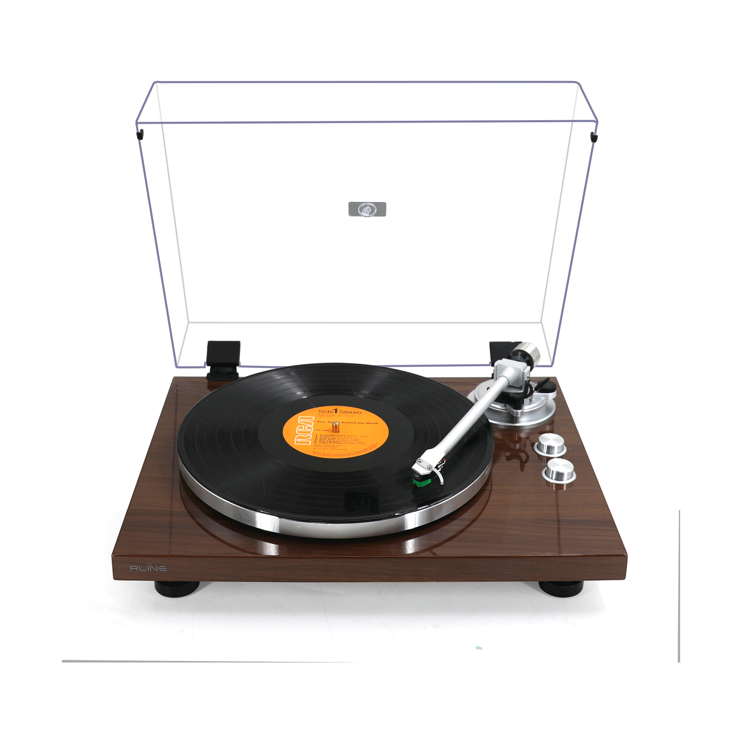 Un giradischi con un disco su base in legno e coperchio antipolvere trasparente.