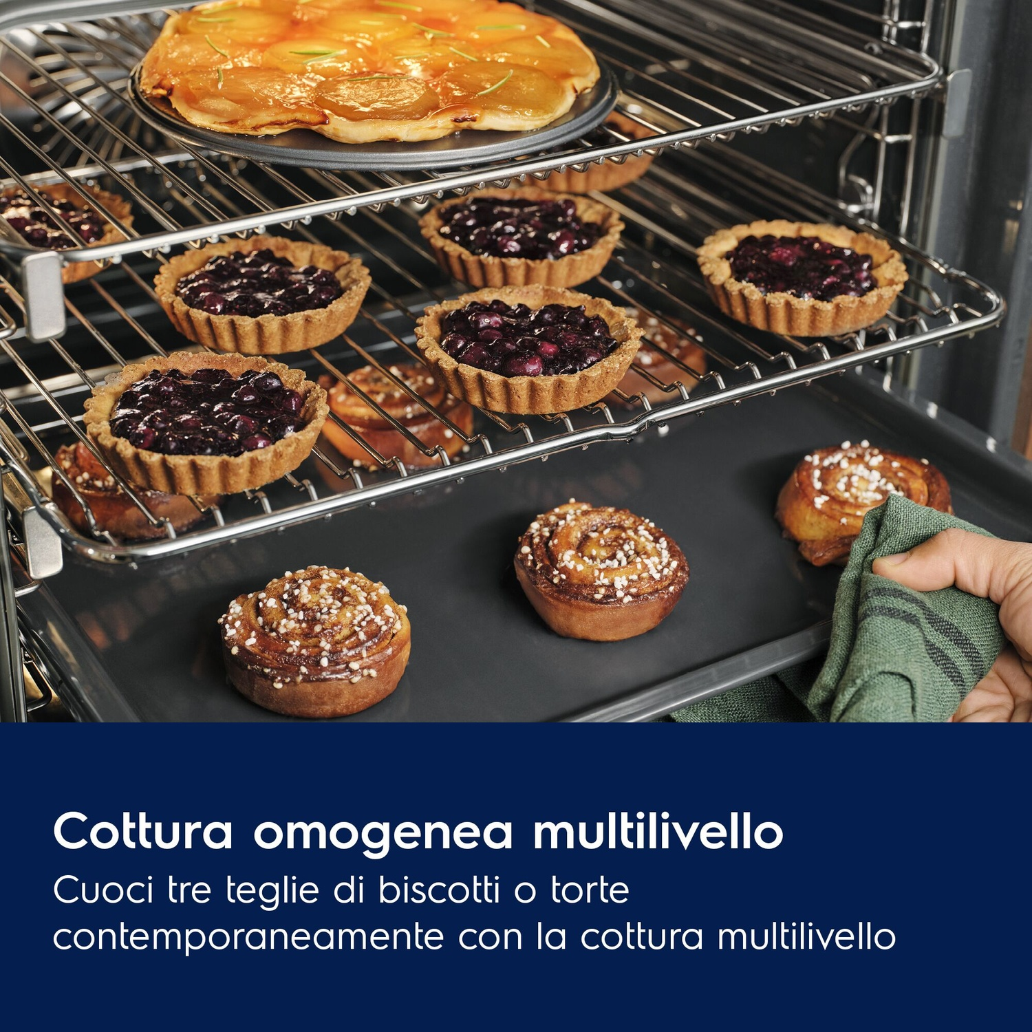 Un forno multilivello con torte e biscotti su più griglie.