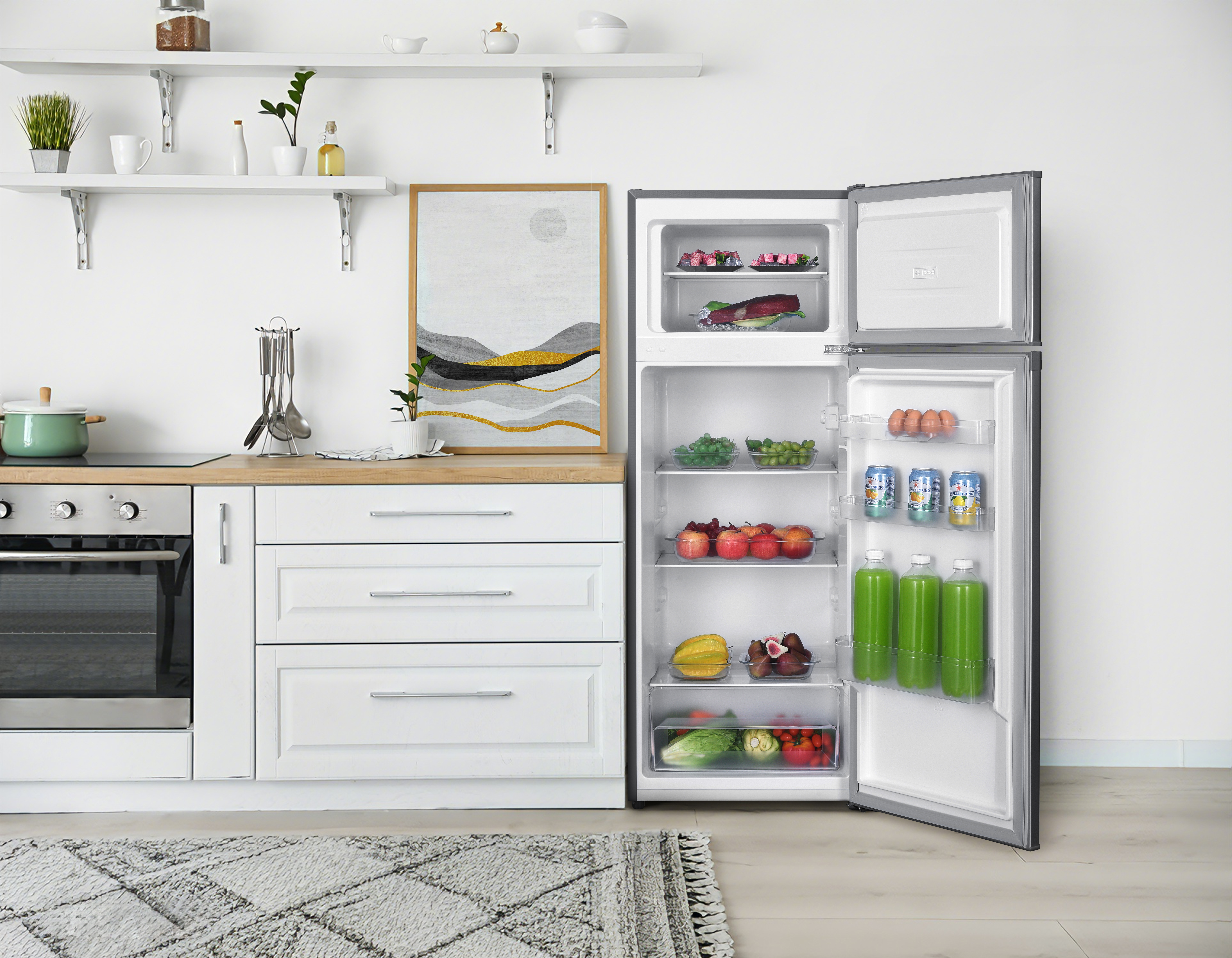 Offener Kühlschrank mit Lebensmitteln und einer Küchenzeile daneben.