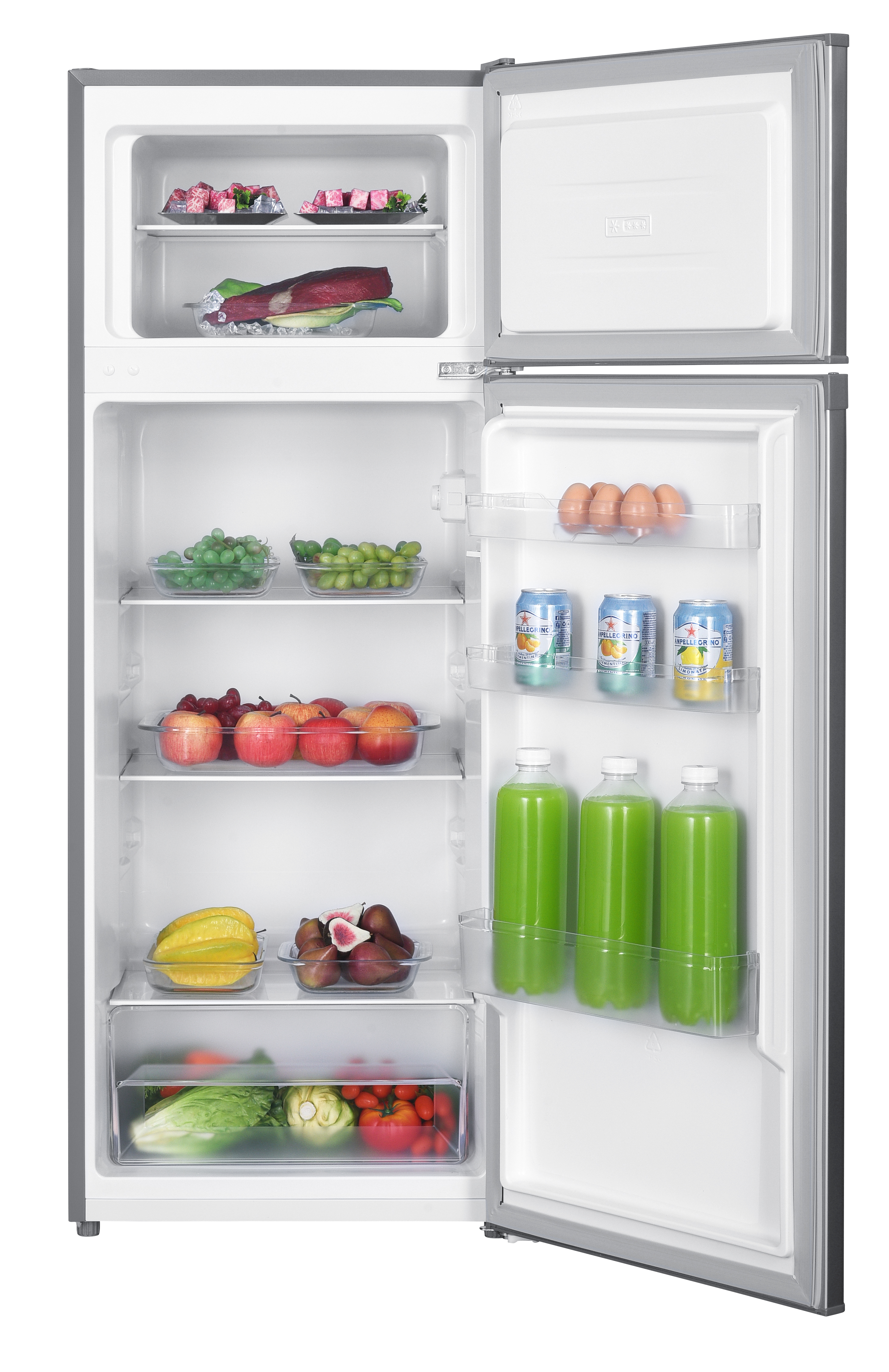 Gefüllter Kühlschrank mit Obst, Gemüse, Eiern, Getränken und Fleisch.