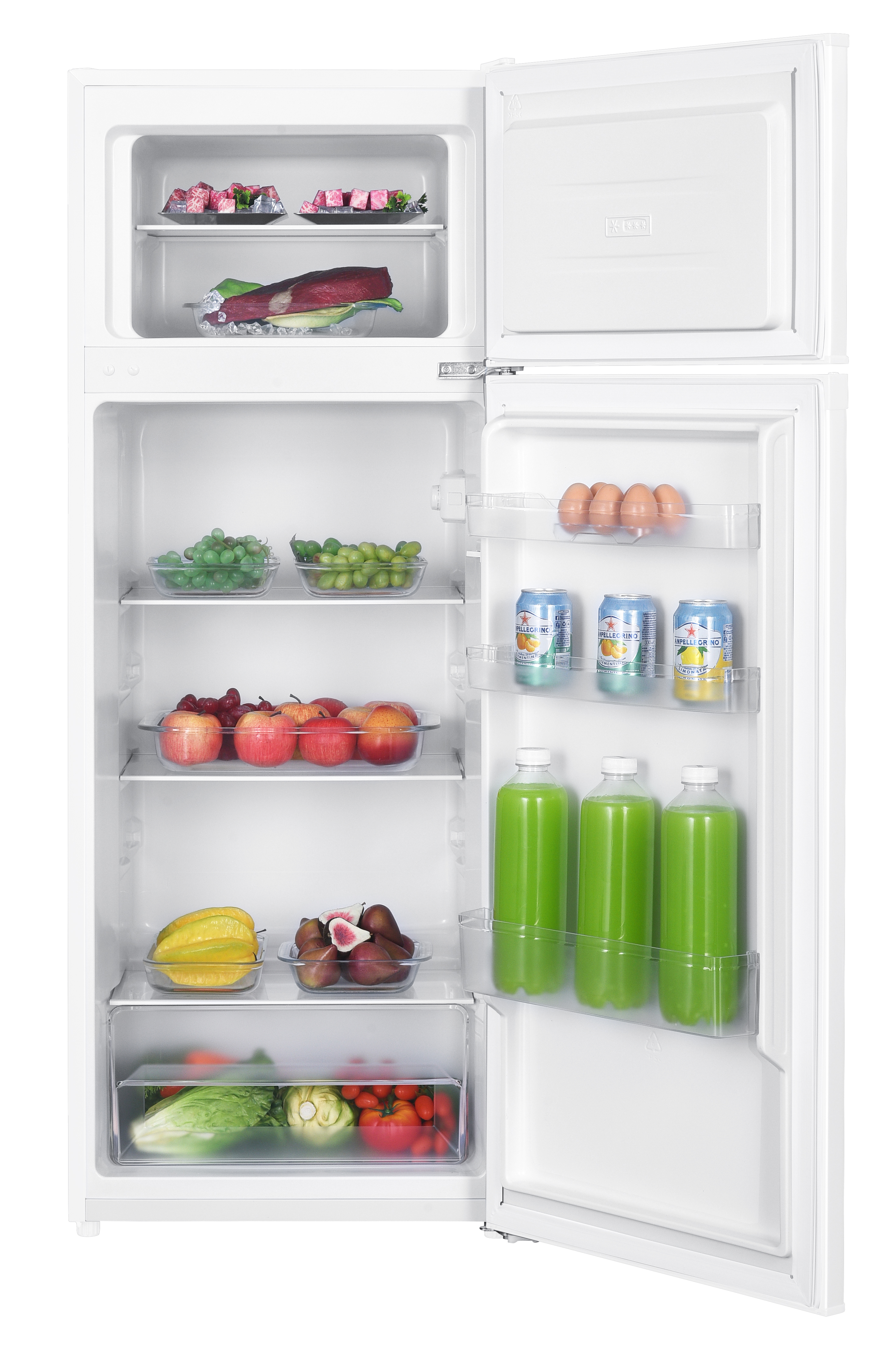 Ein offener Kühlschrank mit Lebensmitteln: Fleisch, Trauben, Äpfel, Sternfrucht, Feigen, Gemüse und Getränke.