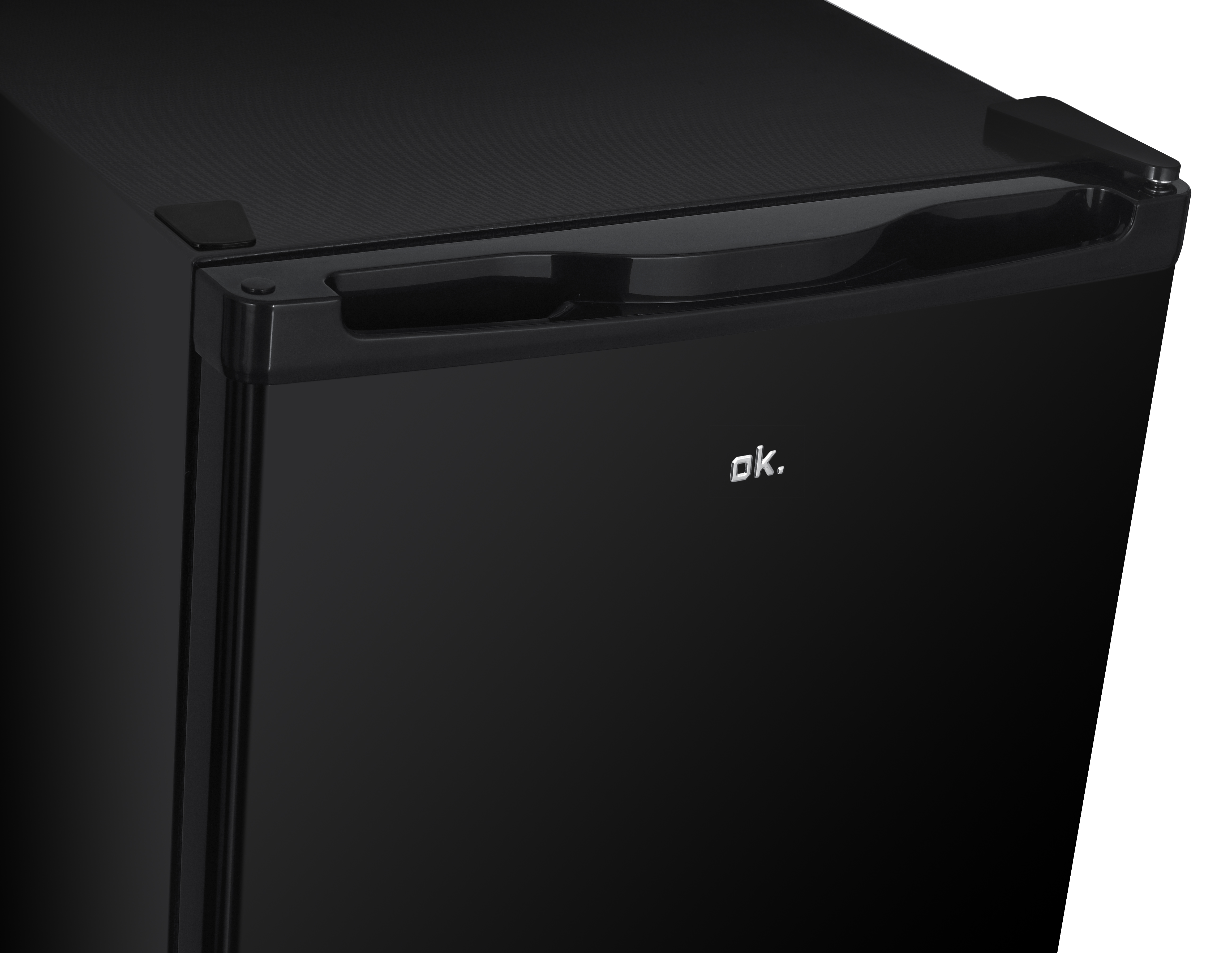 Schwarzer Kühlschrank mit silbernem Schriftzug "ok."