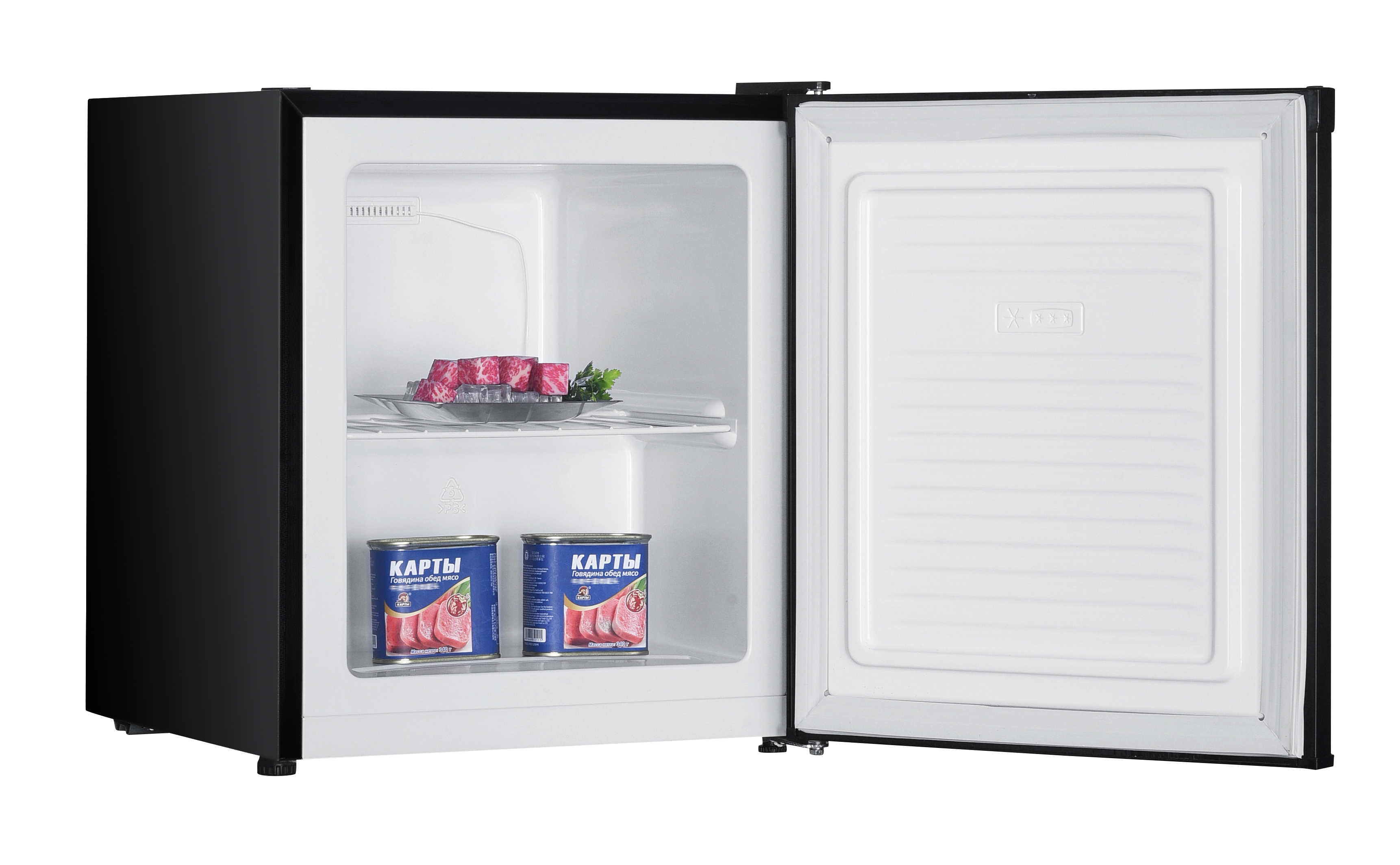 Ein offener schwarzer Kühlschrank mit Fleischwürfeln und Eis auf einem Regal und zwei Dosen.