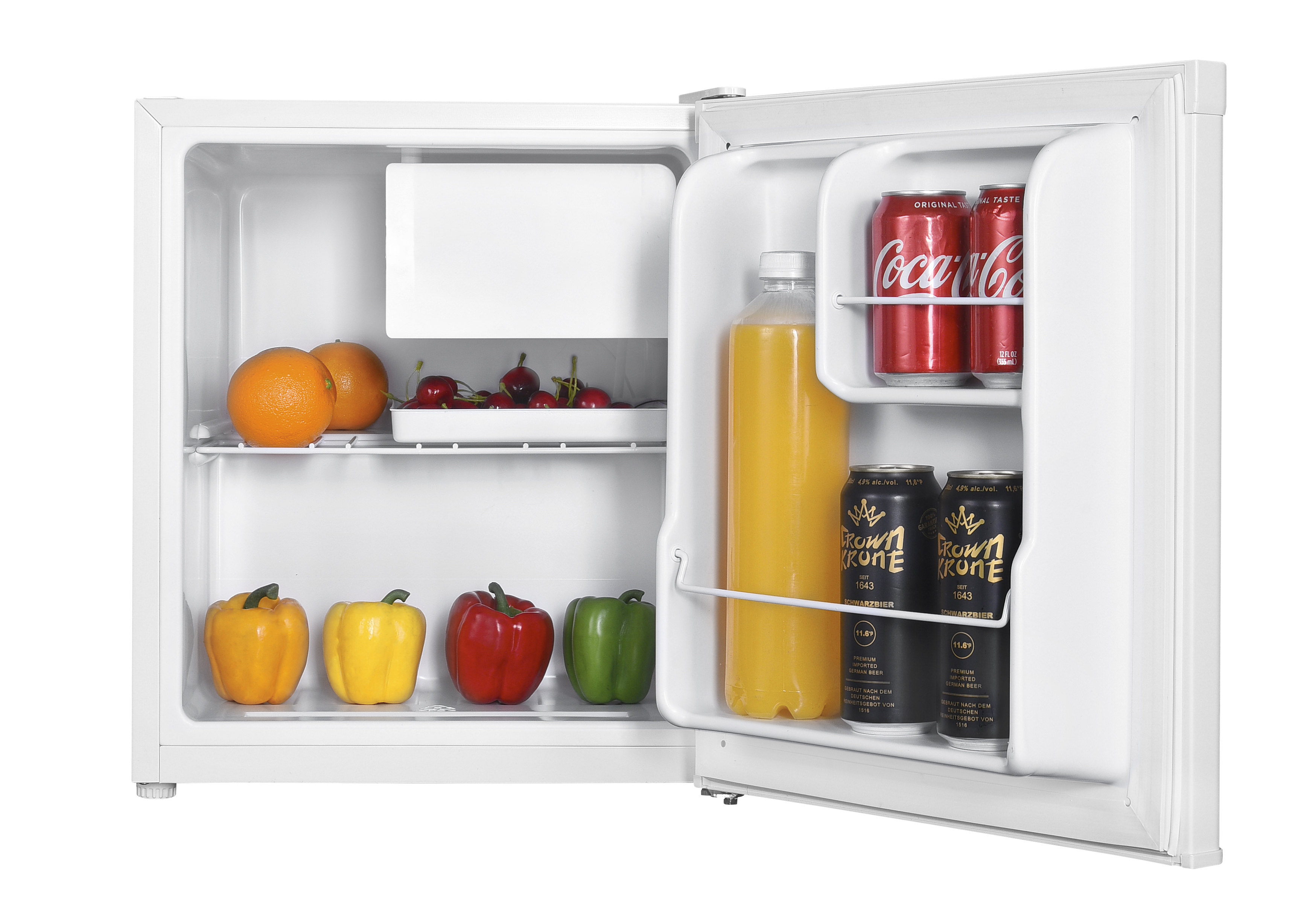 Offener Kühlschrank mit Orangen, Kirschen, Paprika, Saft und Dosen.