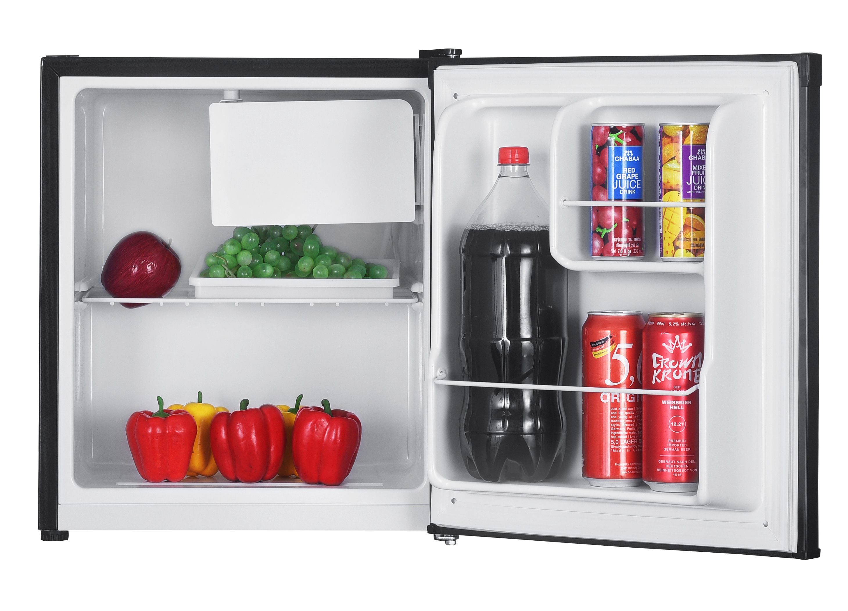 Ein Kühlschrank mit einer Flasche dunklem Getränk, Dosen und Obst.