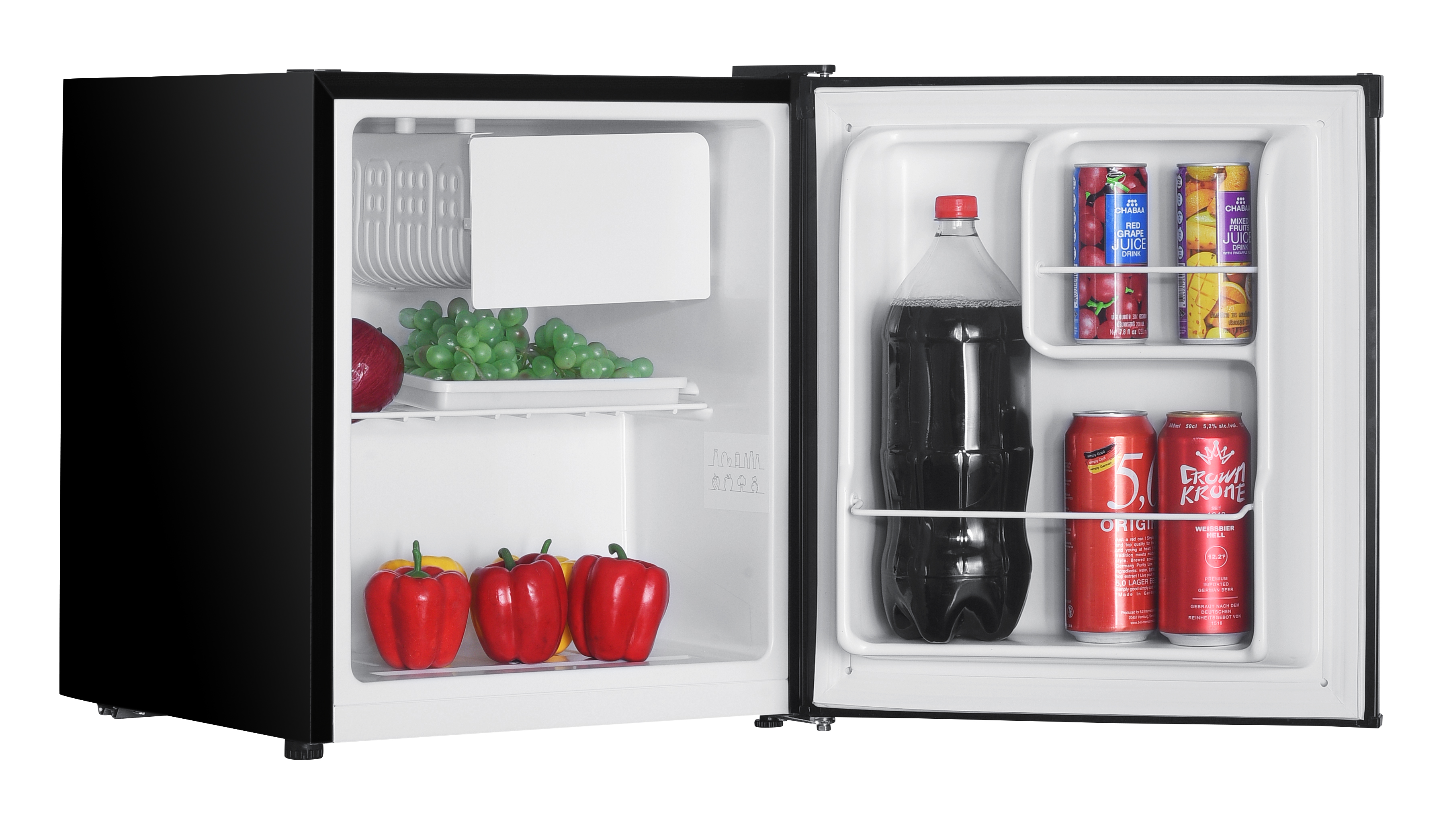 Ein schwarzer Kühlschrank mit Lebensmitteln: Paprika, Trauben, Saft und Bierdosen.