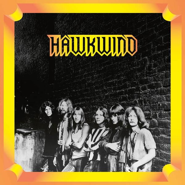 Sechs Männer stehen vor einer Ziegelwand. Oben steht der Bandname HAWKWIND.