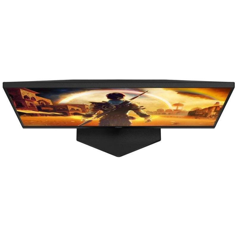 Un monitor muestra un juego con un guerrero en primer plano. Sol amarillo.