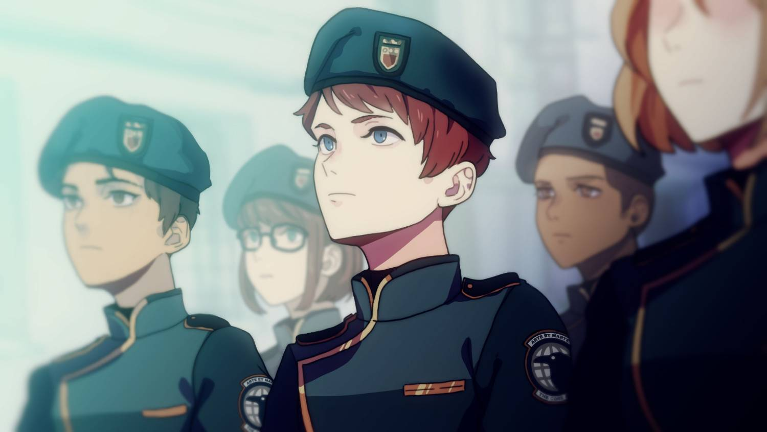Personajes de anime con uniformes y boinas miran pensativamente al frente.