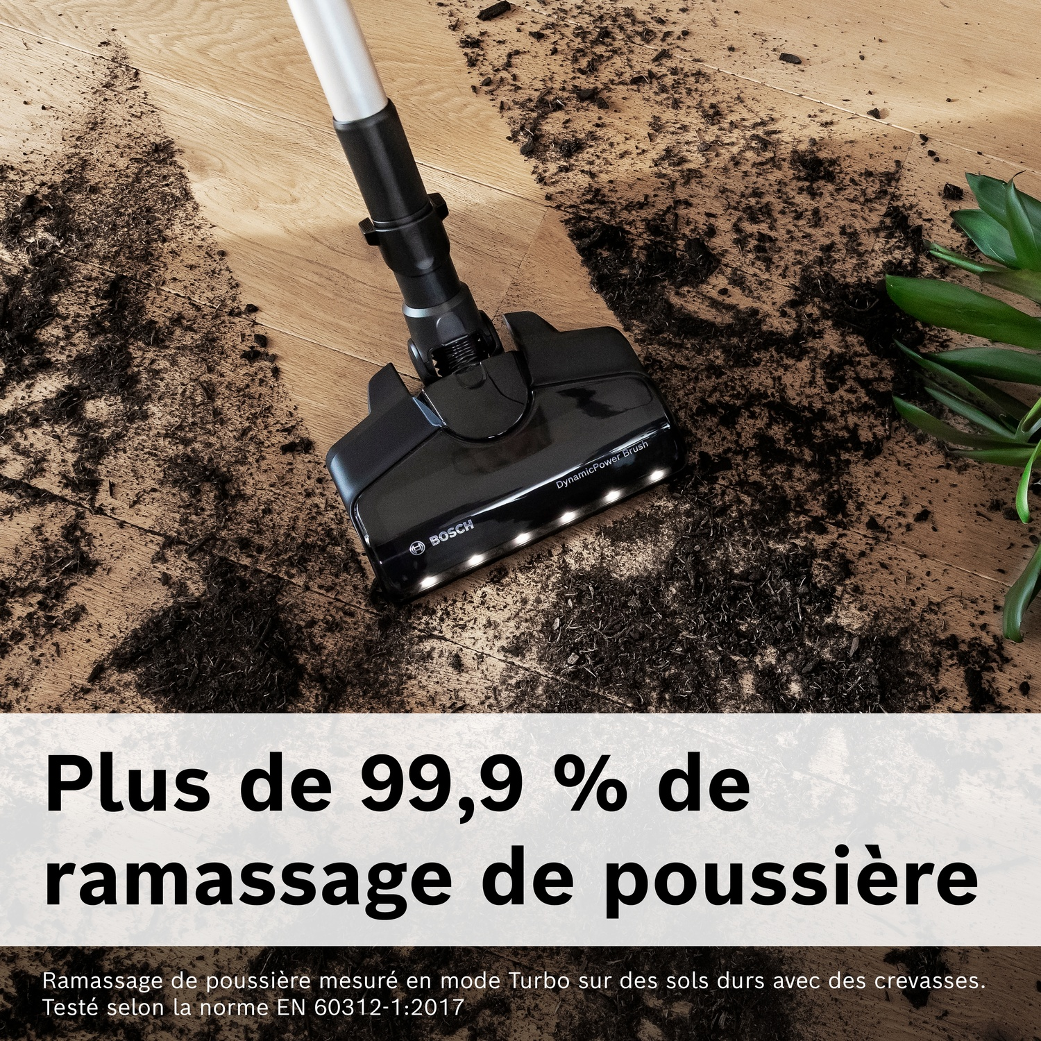 Buse d'aspirateur sur parquet, aspirant la saleté. Logo Bosch visible.