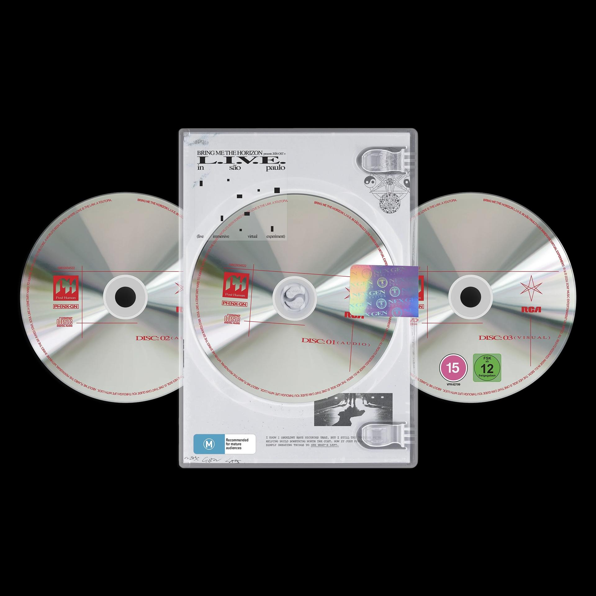Drei CDs liegen vor einer halb geöffneten Hülle mit Bandlogo und Titel.