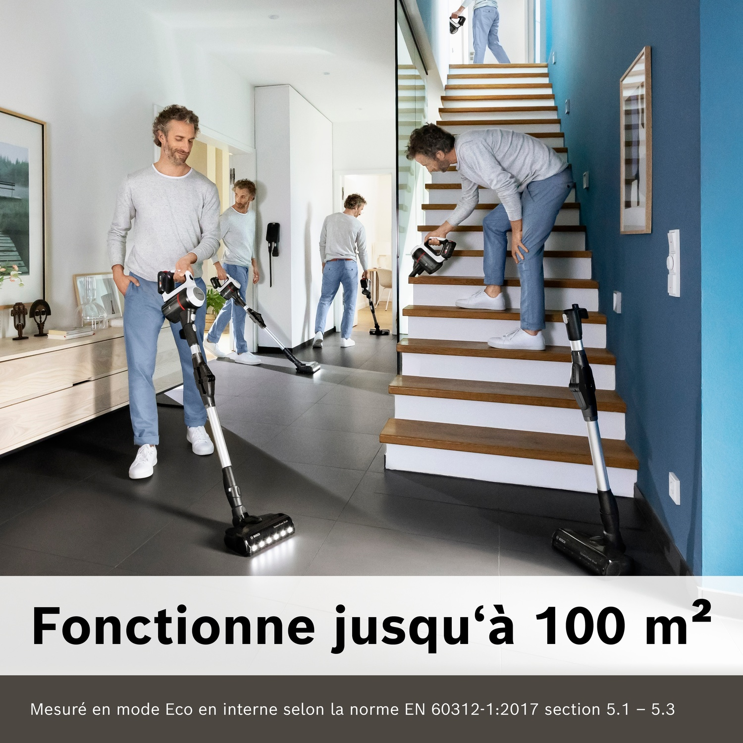 Homme passe l'aspirateur dans un escalier et un couloir.