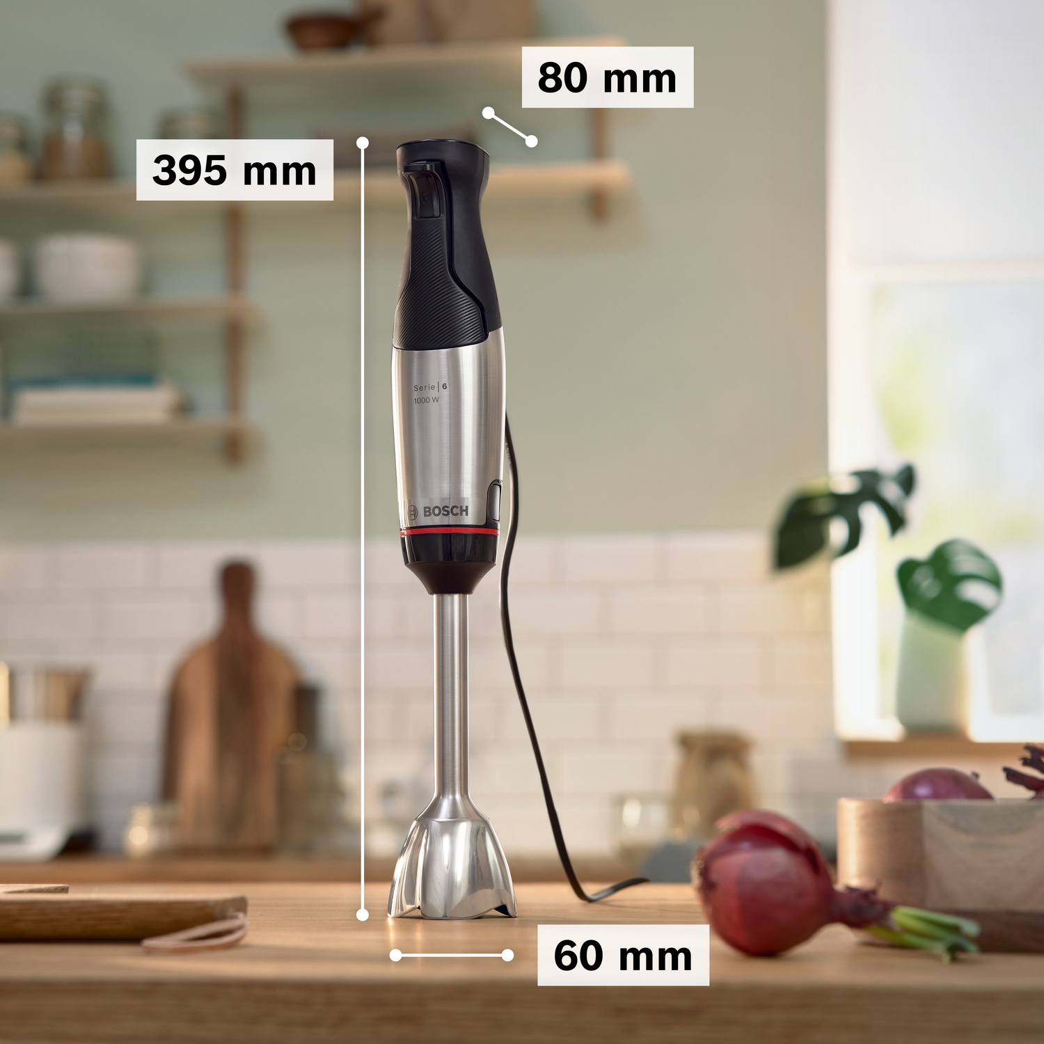 Zilveren staafmixer met zwart handvat op houten tafel. Afmetingen: 395mm, 80mm, 60mm.