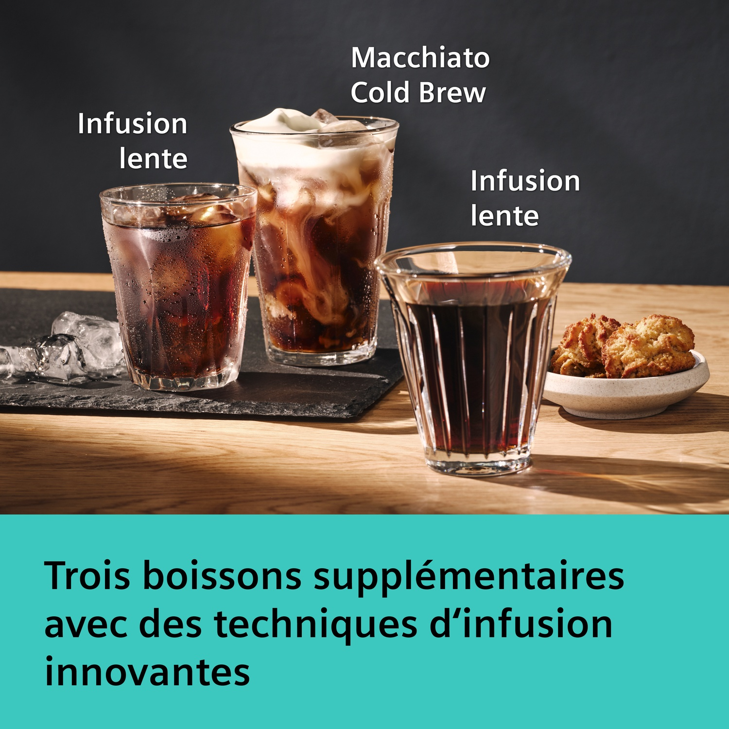 Trois boissons à infusion lente, dont un Macchiato Cold Brew, avec des biscuits.