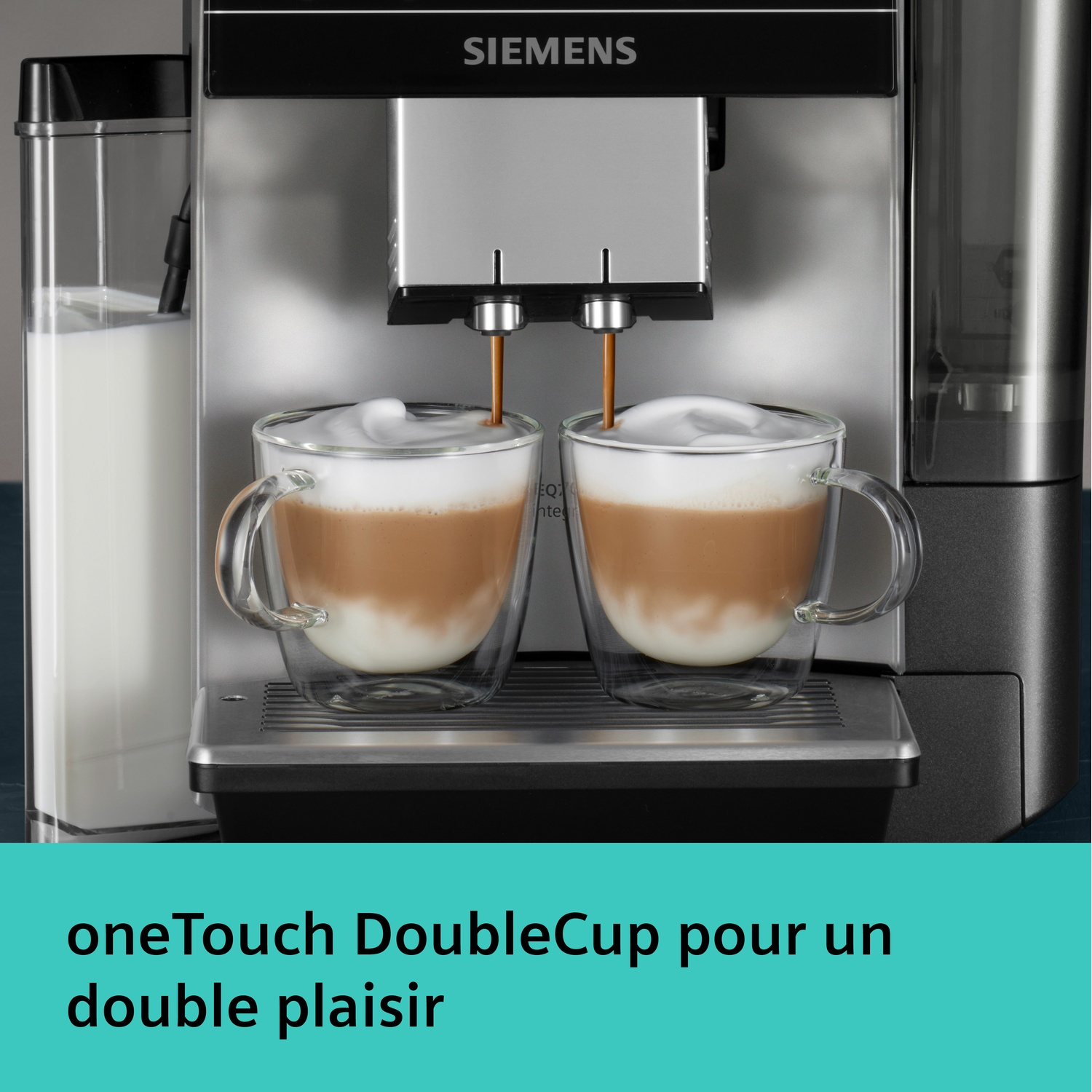 Machine à café Siemens prépare deux lattes avec mousse de lait dans des tasses.
