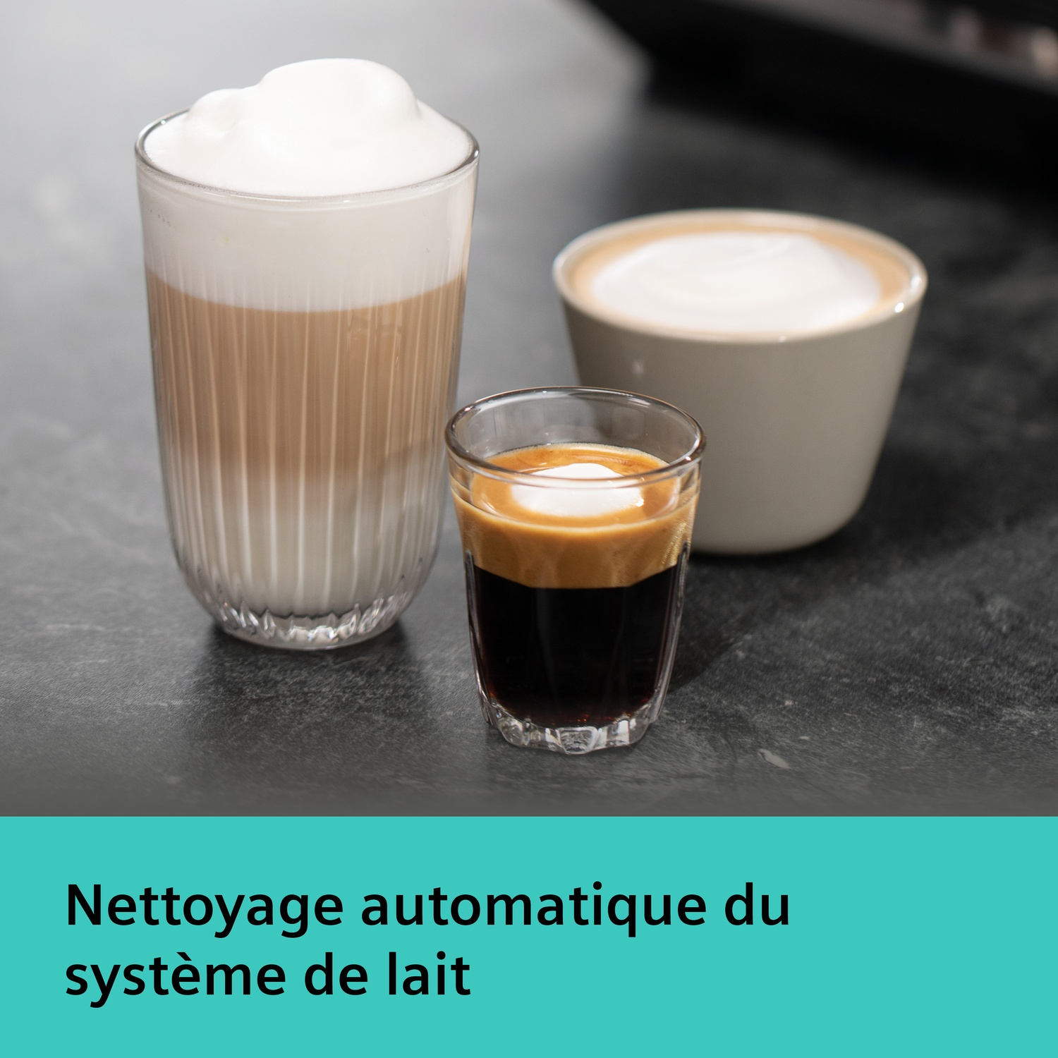 Trois cafés sur une table : latte, expresso et cappuccino.