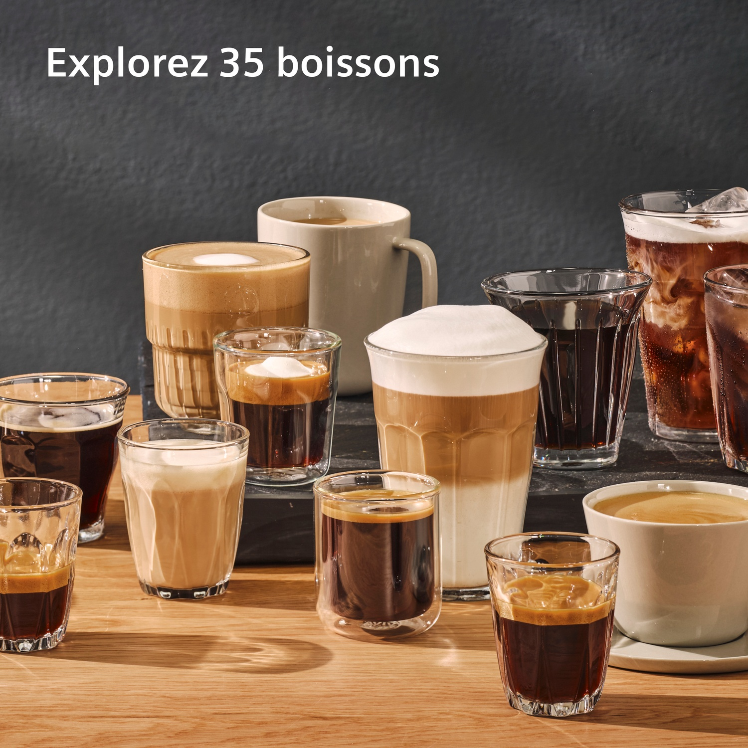 Une variété de boissons au café, dont expresso et latte, servies en verres et tasses.