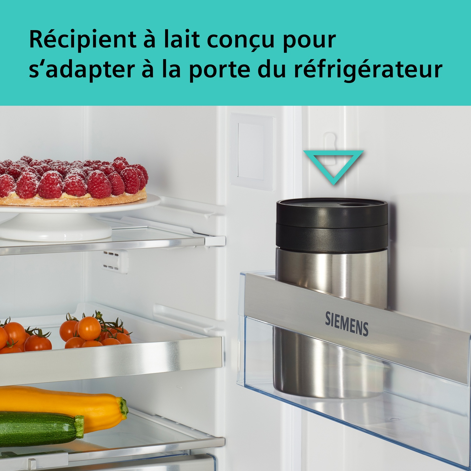 Une étagère de réfrigérateur avec un récipient métallique, des tomates, une courgette et un gâteau.