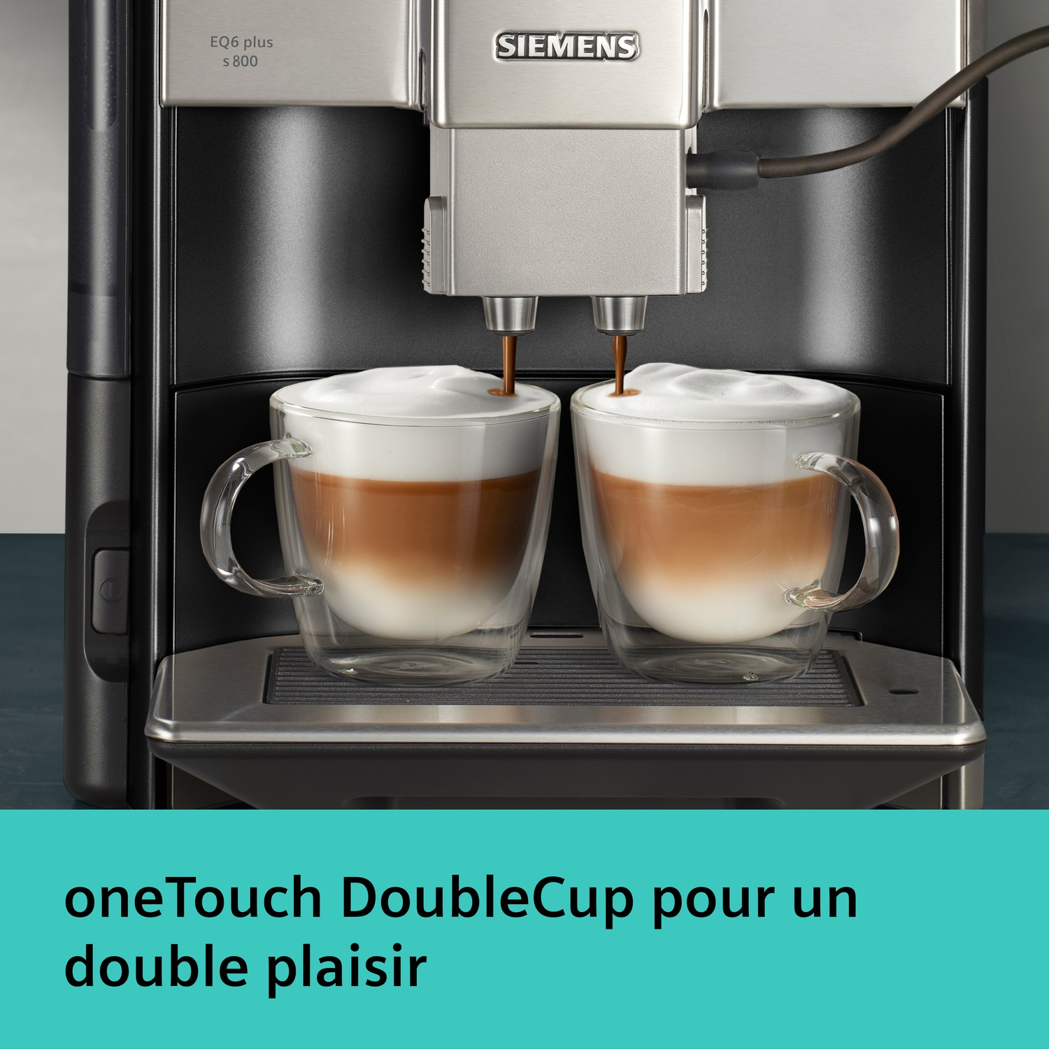 Machine à café prépare deux tasses de latte macchiato avec mousse de lait.