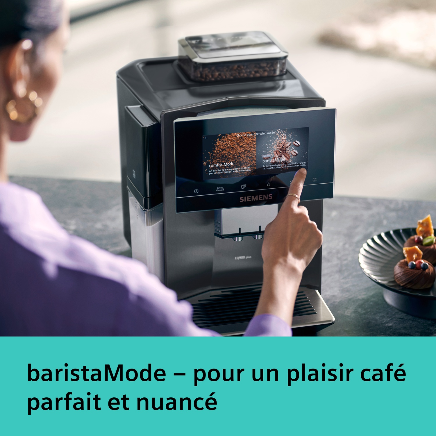 Une femme sélectionne le mode barista sur une machine à café Siemens.