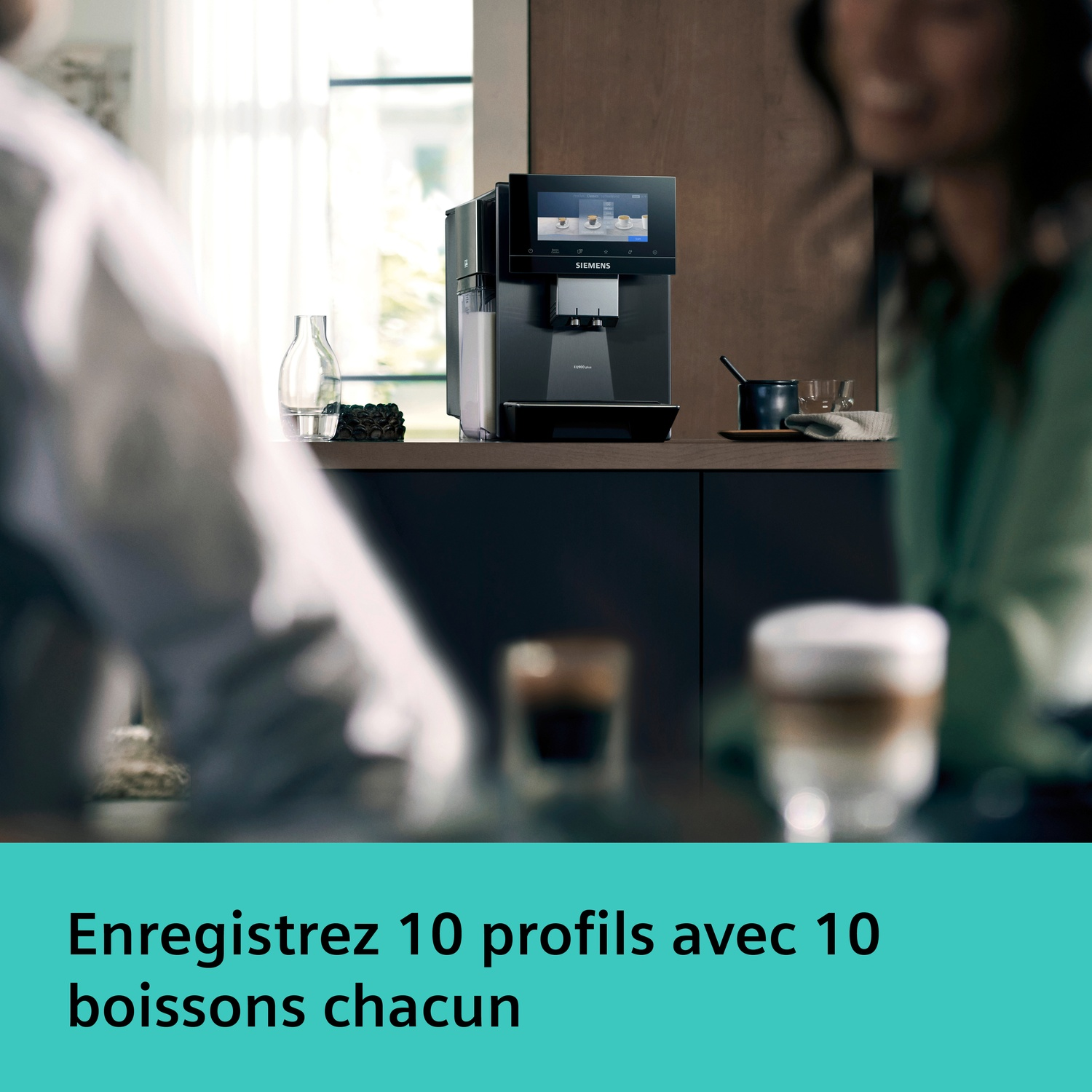 Une machine à café Siemens avec un réservoir de lait et deux tasses.