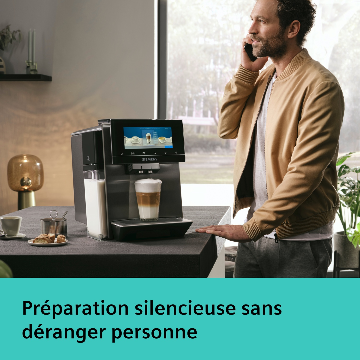 Homme au téléphone à côté d'une machine à café préparant un latte macchiato.