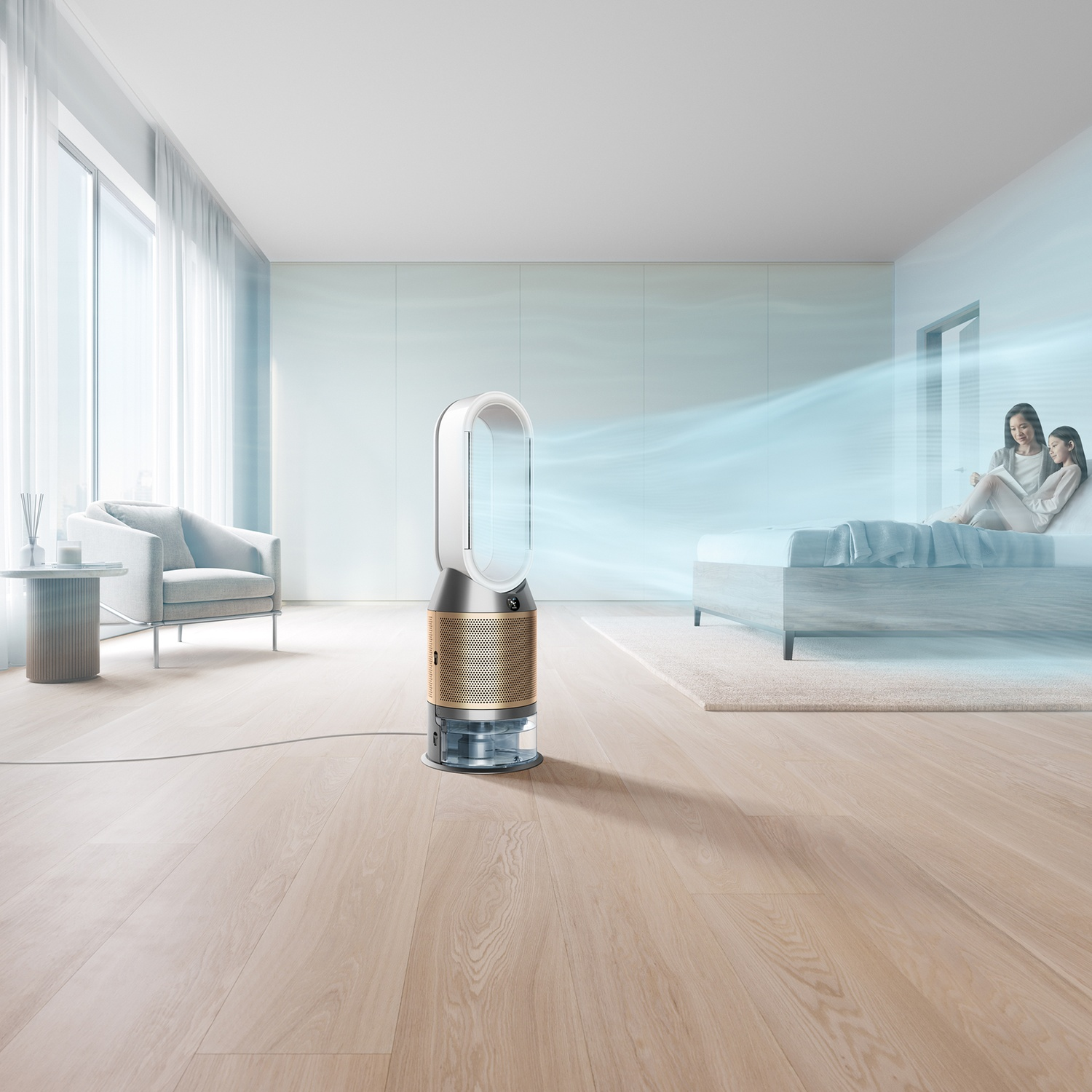 Un purificatore d'aria Dyson in una camera da letto, con flusso d'aria che raffredda due donne.